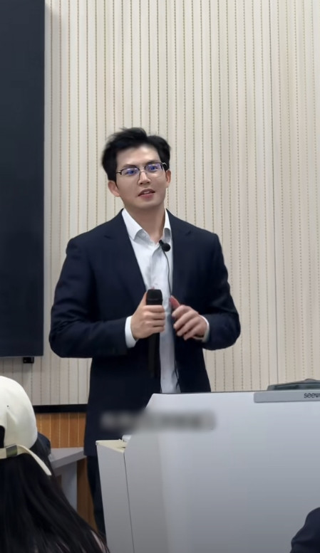 Thầy giáo nam thần gây sốt với giọng hát hay như ca sĩ