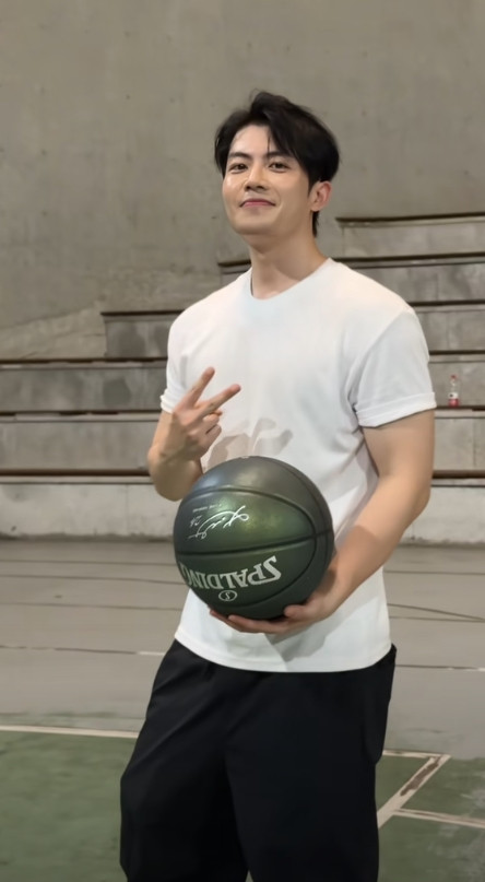 Thầy giáo nam thần gây sốt với giọng hát hay như ca sĩ