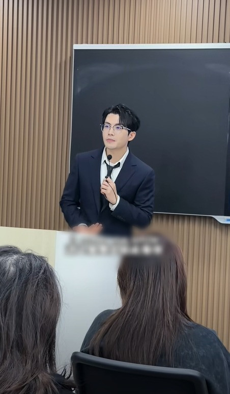 Thầy giáo nam thần gây sốt với giọng hát hay như ca sĩ