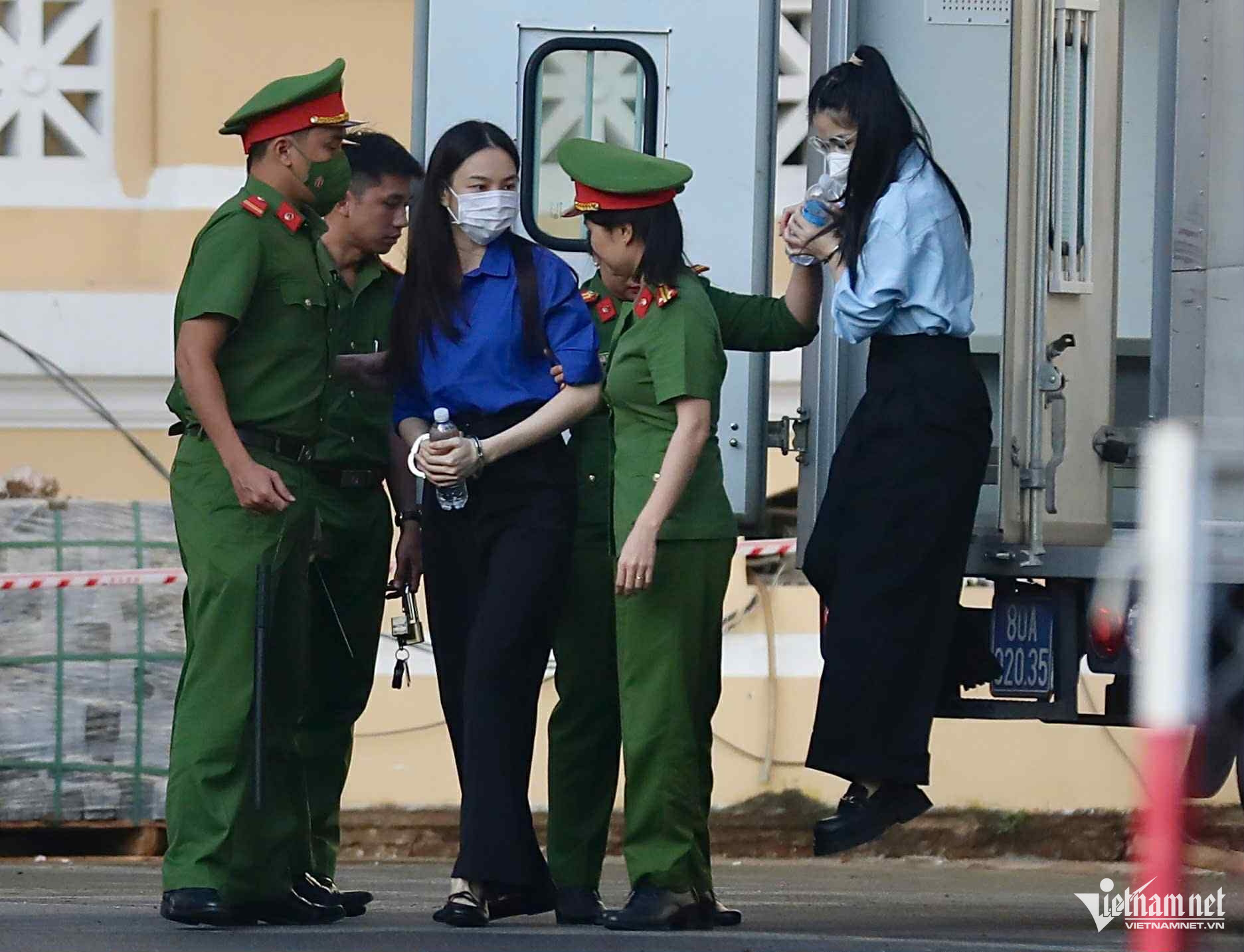 Hình ảnh mới nhất Quang Linh Vlogs tại phiên xét xử vụ kẹo rau củ Kera