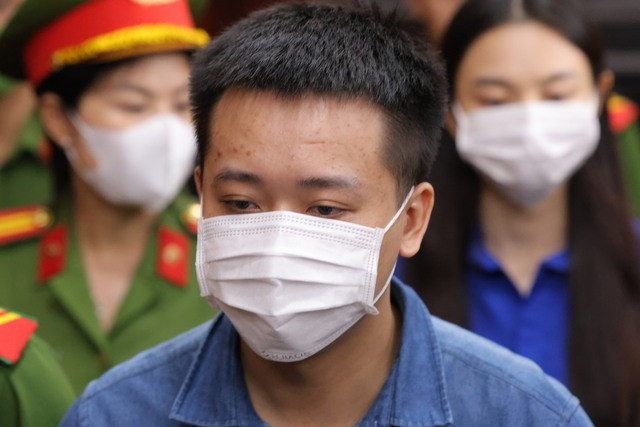 Hình ảnh mới nhất Quang Linh Vlogs tại phiên xét xử vụ kẹo rau củ Kera