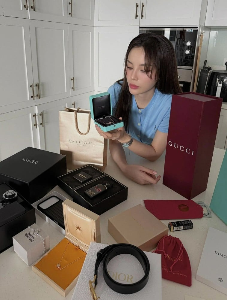 Kỳ Duyên đập hộp quà sinh nhật tuổi 29 gây trầm