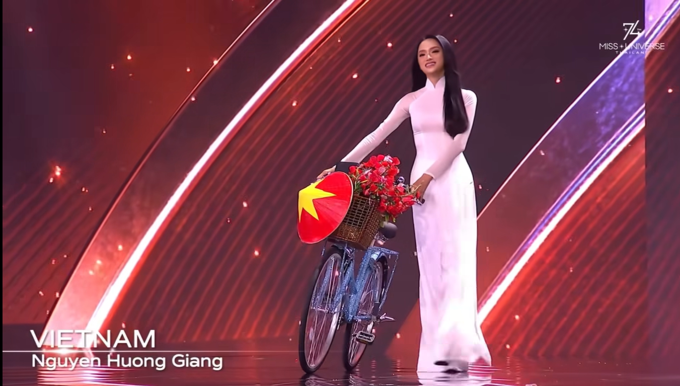 Miss Universe 2025 Hương Giang sáng bừng trong phần thi Trang phục dân tộc