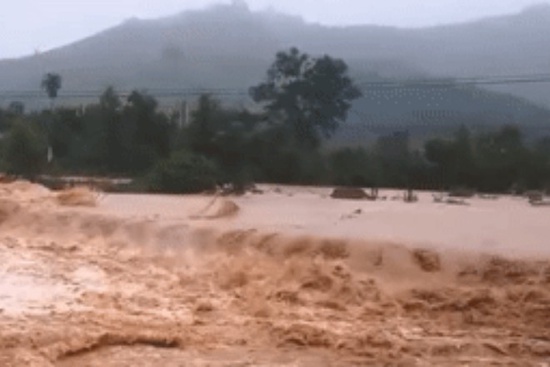 Ngập lụt khắp nơi ở Khánh Hoà, cảnh sát vượt dòng nước xiết để cứu dân