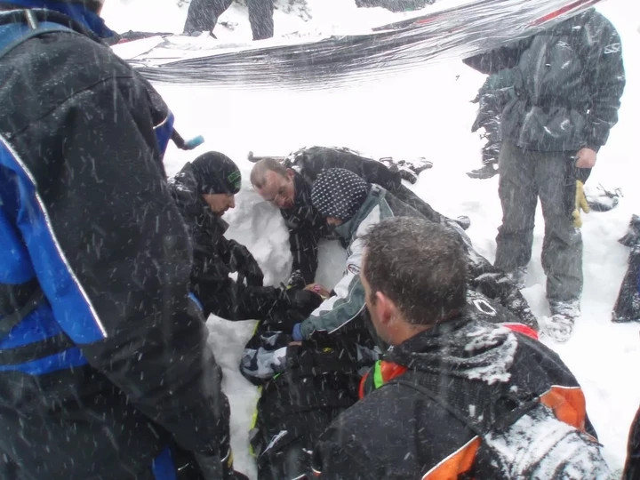 Matt được giải cứu sau vụ sạt lở tuyết.