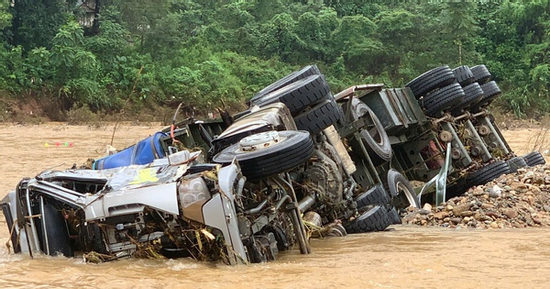 Tìm thấy 'vật bất ly thân' của tài xế xe đầu kéo mất tích ở Quảng Trị