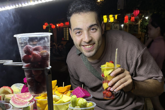 Anh chàng Bắc Phi nấu cơm Việt khéo léo khiến dân mạng thốt lên kinh ngạc