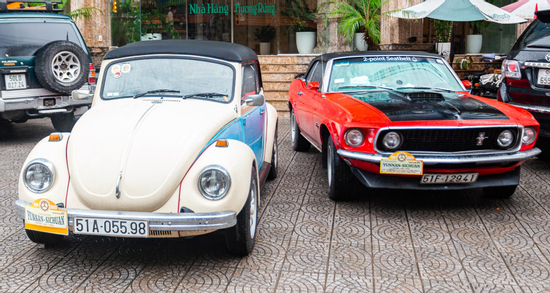 Dàn xe sang cổ cực chất của dân chơi Sài Gòn bất ngờ xuất hiện trên phố Hà Nội