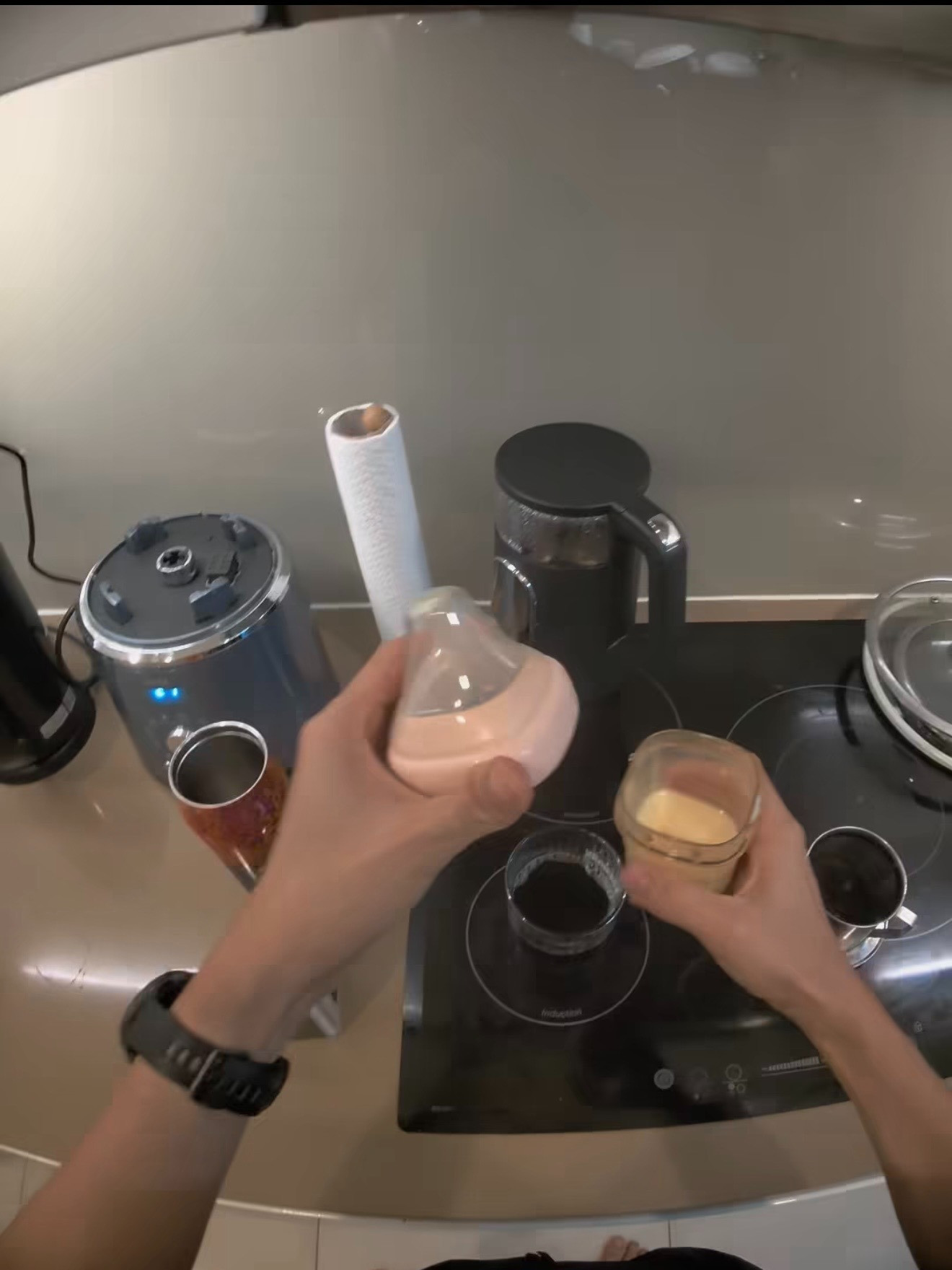 HHen Niê và ông xã nói gì sau hành động lấy sữa mẹ pha cà phê cho bạn bè uống