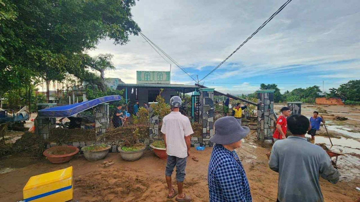 Hiện trường tan hoang sau vụ vỡ hồ chứa nước ở lâm đồng. ndcc.jpg