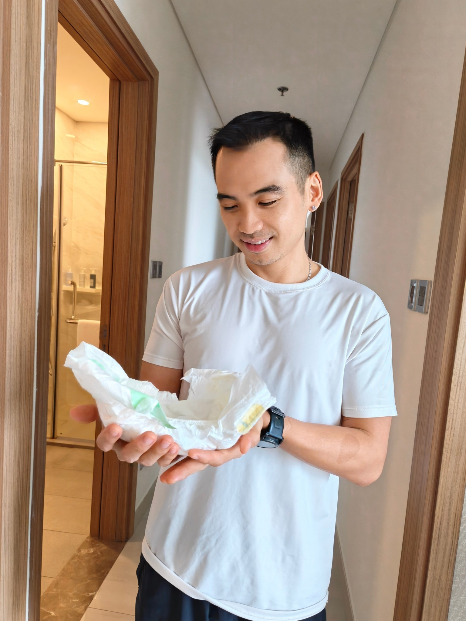 Chồng HHen Niê vô số lần hứng chỉ trích vì những hành động chẳng giống ai