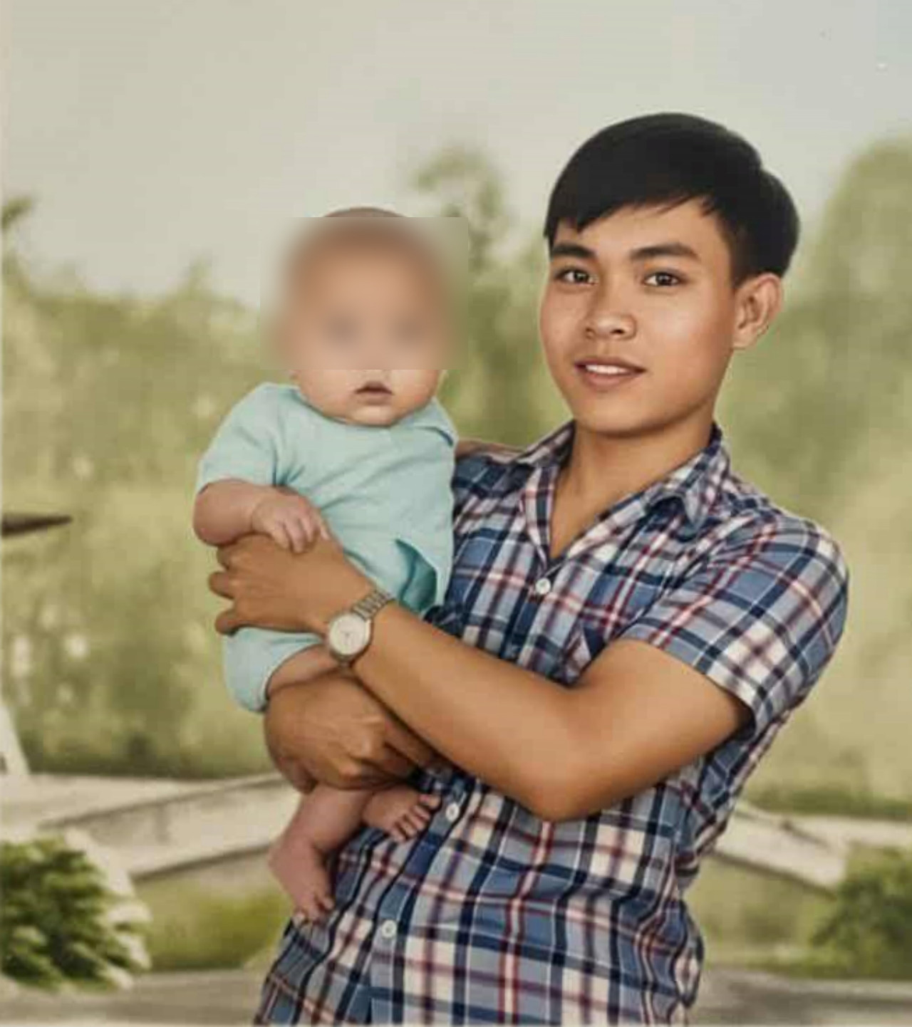 Ông Hiểu thời trẻ bế cháu được phục dựng