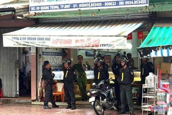 Cảnh sát xuất hiện tại tiệm vàng nổi tiếng ở Đắk Lắk