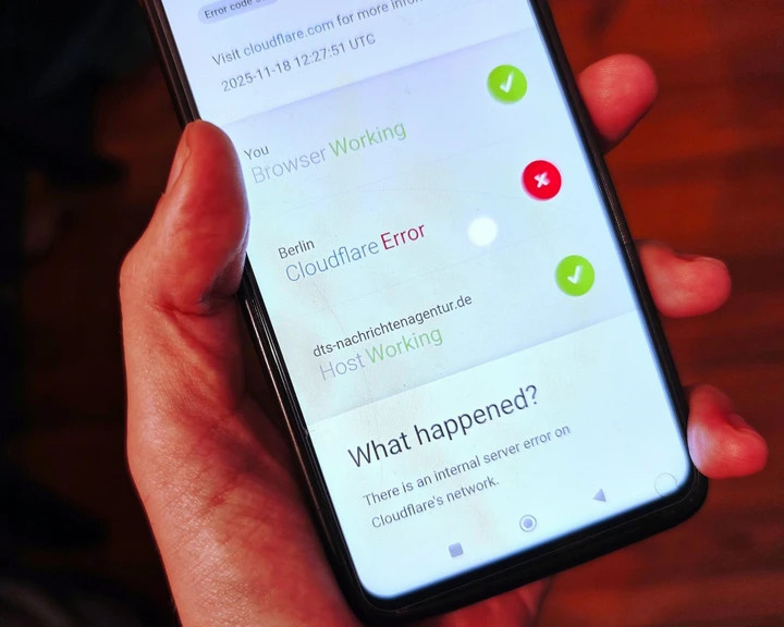 Thông báo lỗi từ Cloudflare xuất hiện trên thiết bị của người dùng. (Ảnh: The Guardian)