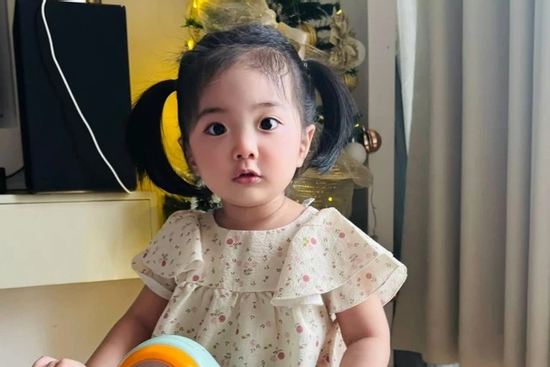 Con gái út nhà Khánh Thi - Phan Hiển khoe má 'bánh bao' khiến dân mạng phát sốt