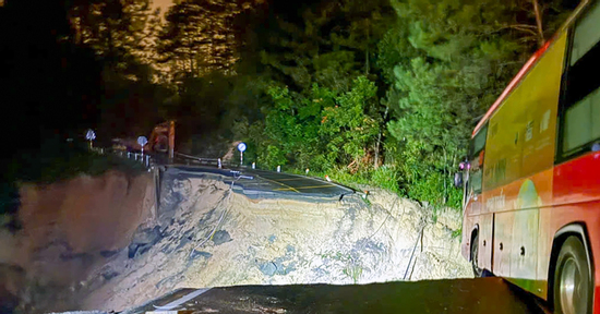 Đèo Mimosa sạt sâu 30m, thót tim cảnh xe khách ngấp nghé miệng hố