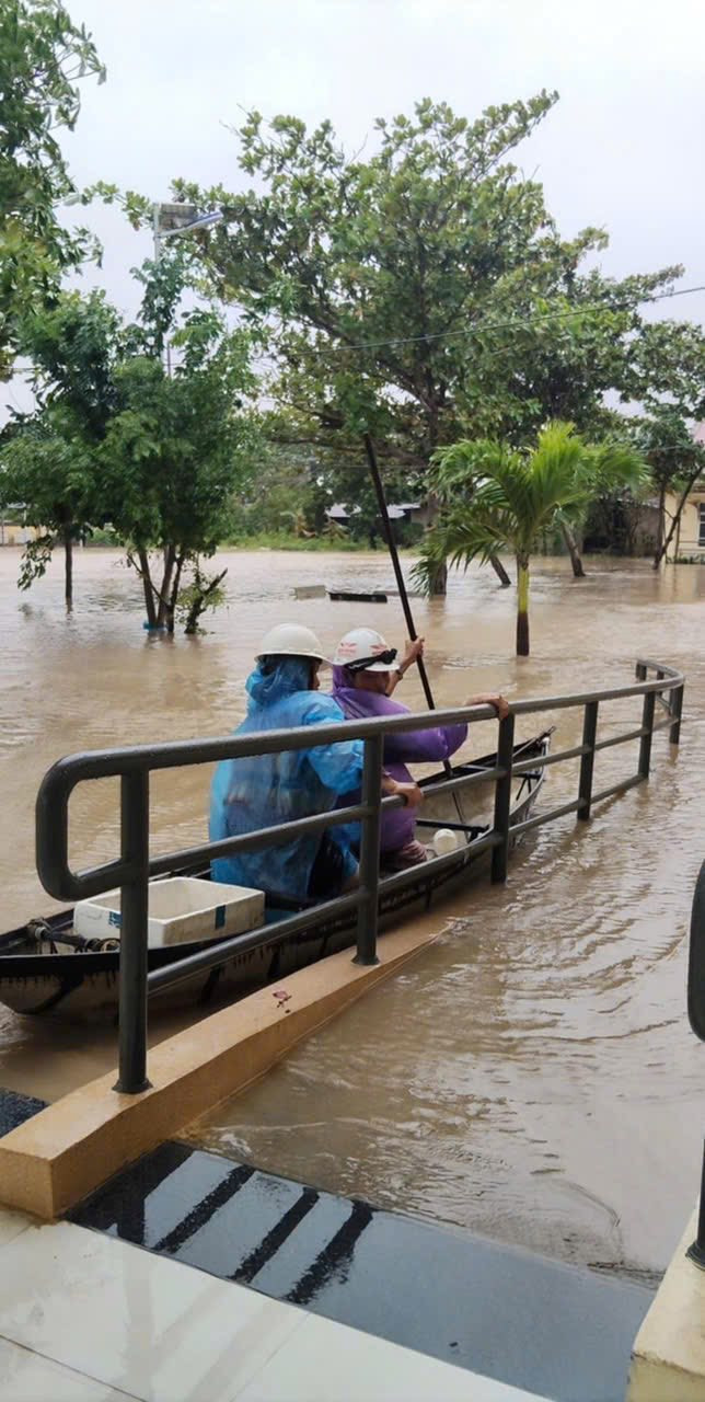 Hoa hậu Yến Nhi cầu cứu khẩn cấp: Bố đuối sức bị lật thuyền giữa nước lũ, mất liên lạc hoàn toàn- Ảnh 3.