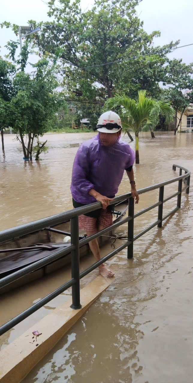 Hoa hậu Yến Nhi cầu cứu khẩn cấp: Bố đuối sức bị lật thuyền giữa nước lũ, mất liên lạc hoàn toàn- Ảnh 4.