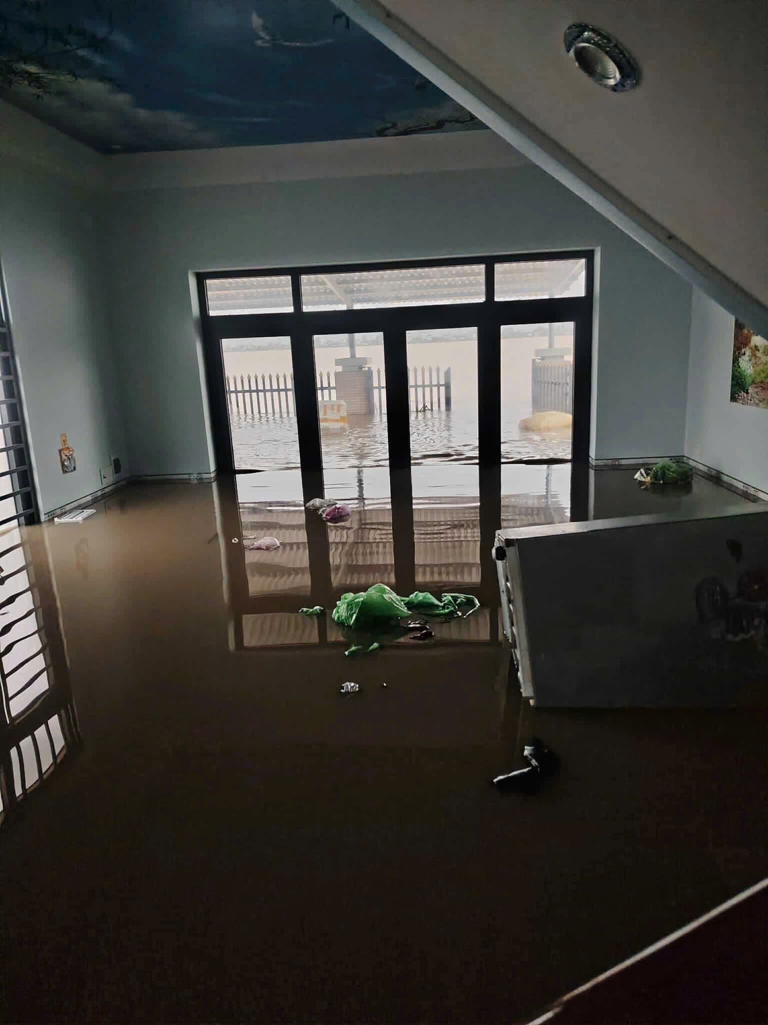 Hoa hậu Yến Nhi cầu cứu khẩn cấp: Bố đuối sức bị lật thuyền giữa nước lũ, mất liên lạc hoàn toàn- Ảnh 2.