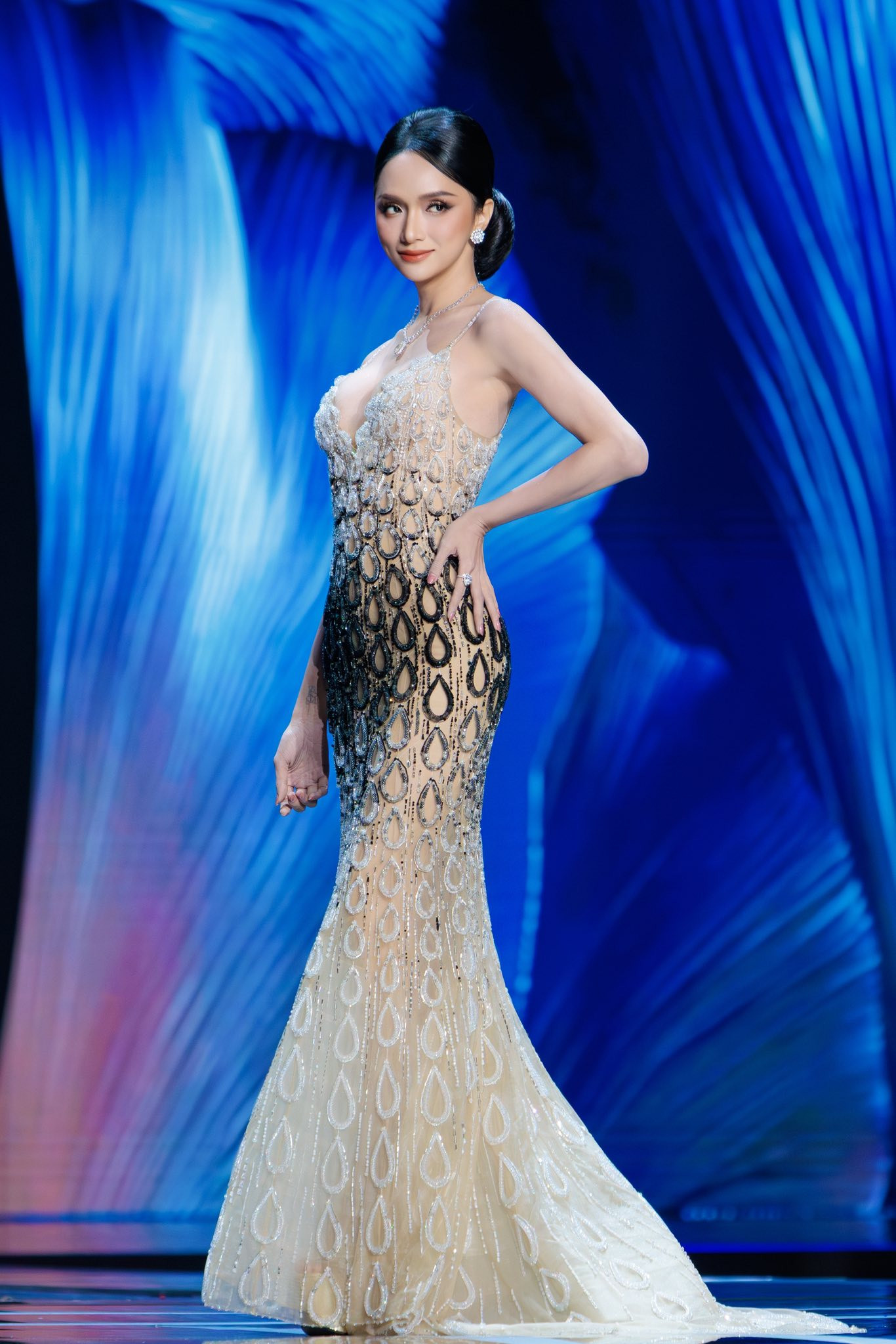 Hương Giang tỏa sáng tại Miss Universe 2025: Trang phục gây tranh cãi trước chung kết - Ảnh 2.
