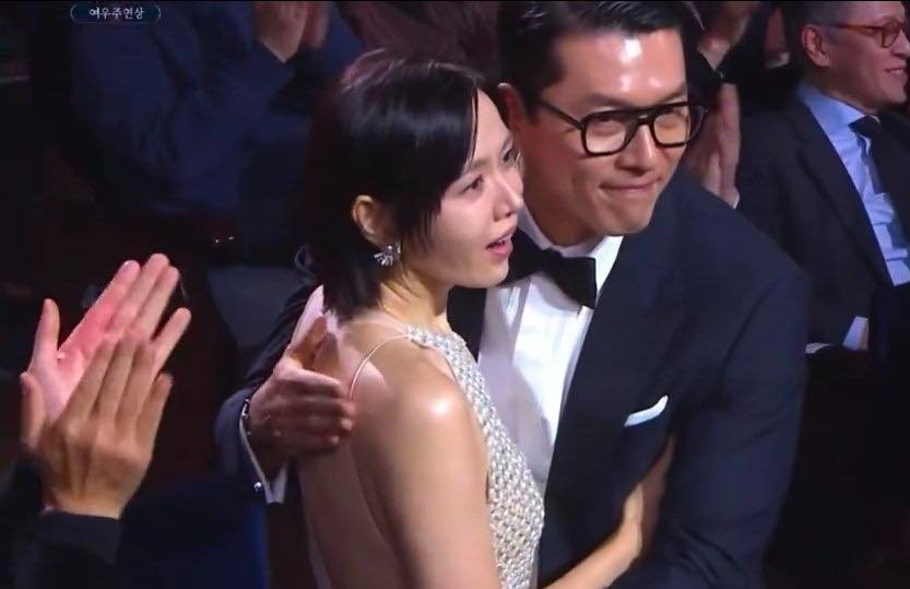 Hyun Bin ôm chầm Son Ye Jin trong khoảnh khắc làm lên lịch sử