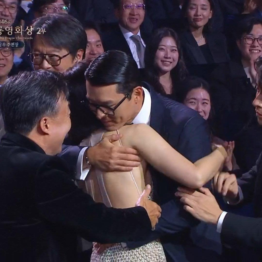 Hyun Bin ôm chầm Son Ye Jin trong khoảnh khắc làm lên lịch sử