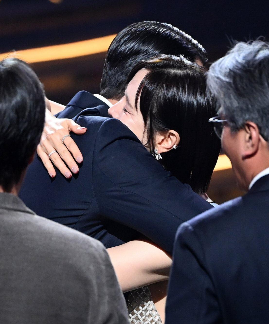 Hyun Bin ôm chầm Son Ye Jin trong khoảnh khắc làm lên lịch sử