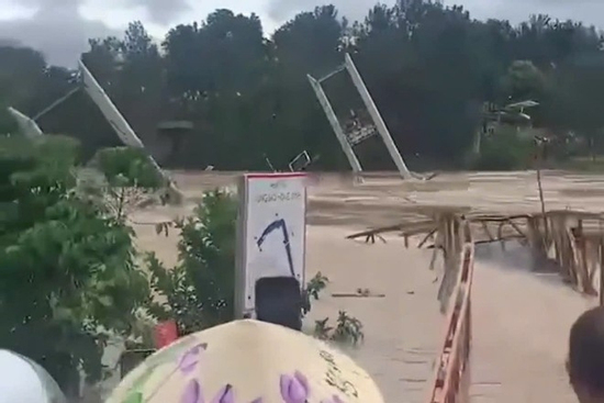 Lũ cuốn phăng cầu treo bắc qua sông Đa Nhim trong 'nháy mắt'