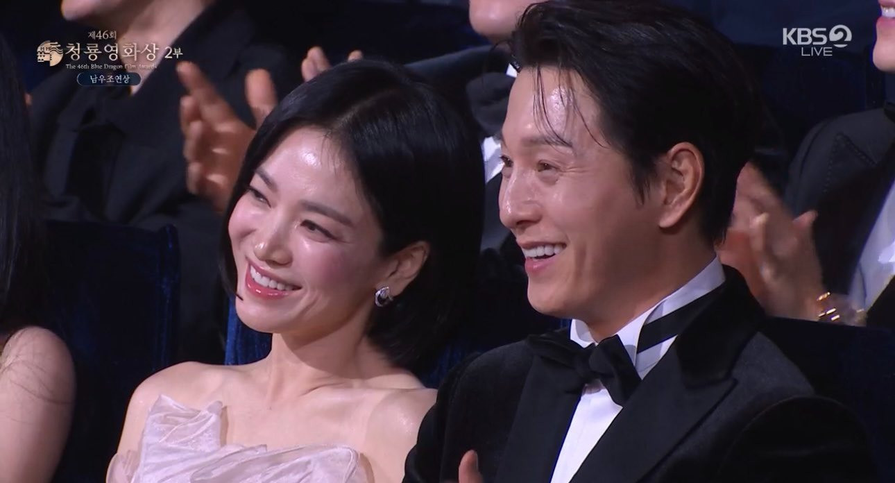 Mỹ nam ngồi cạnh Song Hye Kyo là ai mà được cư dân mạng tích cực đẩy thuyền