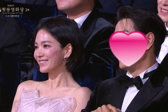Mỹ nam ngồi cạnh Song Hye Kyo là ai mà được cư dân mạng tích cực 'đẩy thuyền'