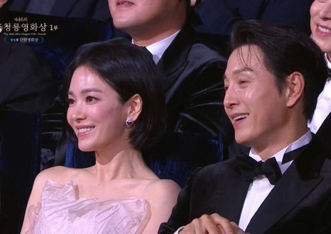 Mỹ nam ngồi cạnh Song Hye Kyo là ai mà được cư dân mạng tích cực đẩy thuyền