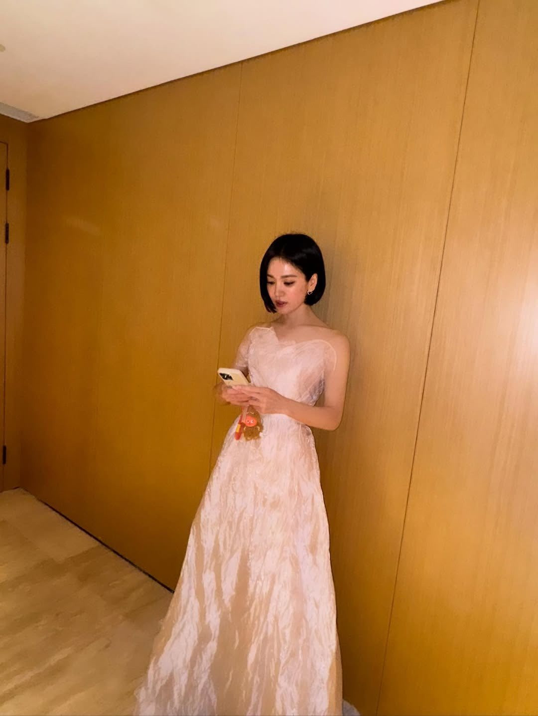 Mỹ nam ngồi cạnh Song Hye Kyo là ai mà được cư dân mạng tích cực đẩy thuyền