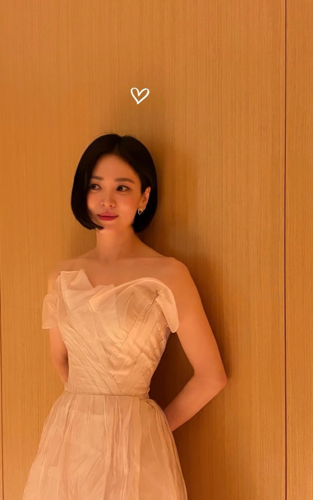 Mỹ nam ngồi cạnh Song Hye Kyo là ai mà được cư dân mạng tích cực đẩy thuyền