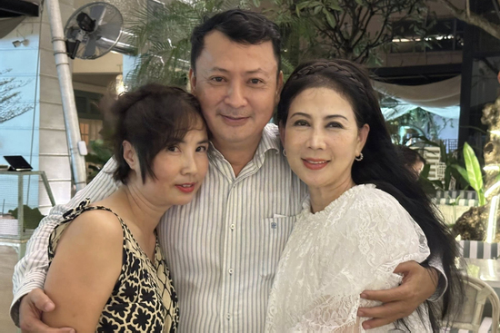 'Nữ hoàng ảnh lịch' thập niên 90 - Diễm Hương về Việt Nam hội ngộ cùng bạn bè