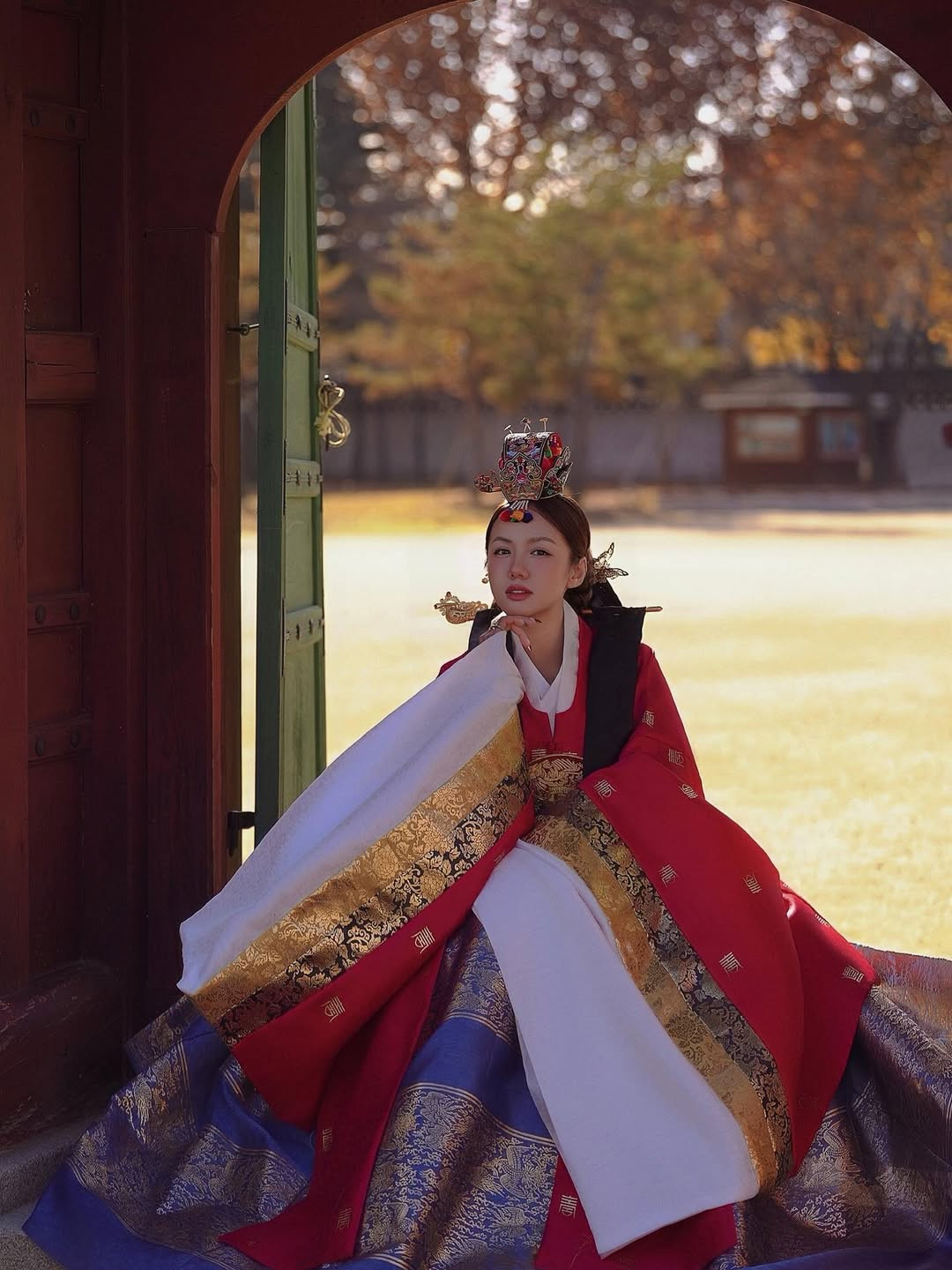 Phương Ly gây sốt với bộ ảnh diện Hanbok ở Hàn Quốc