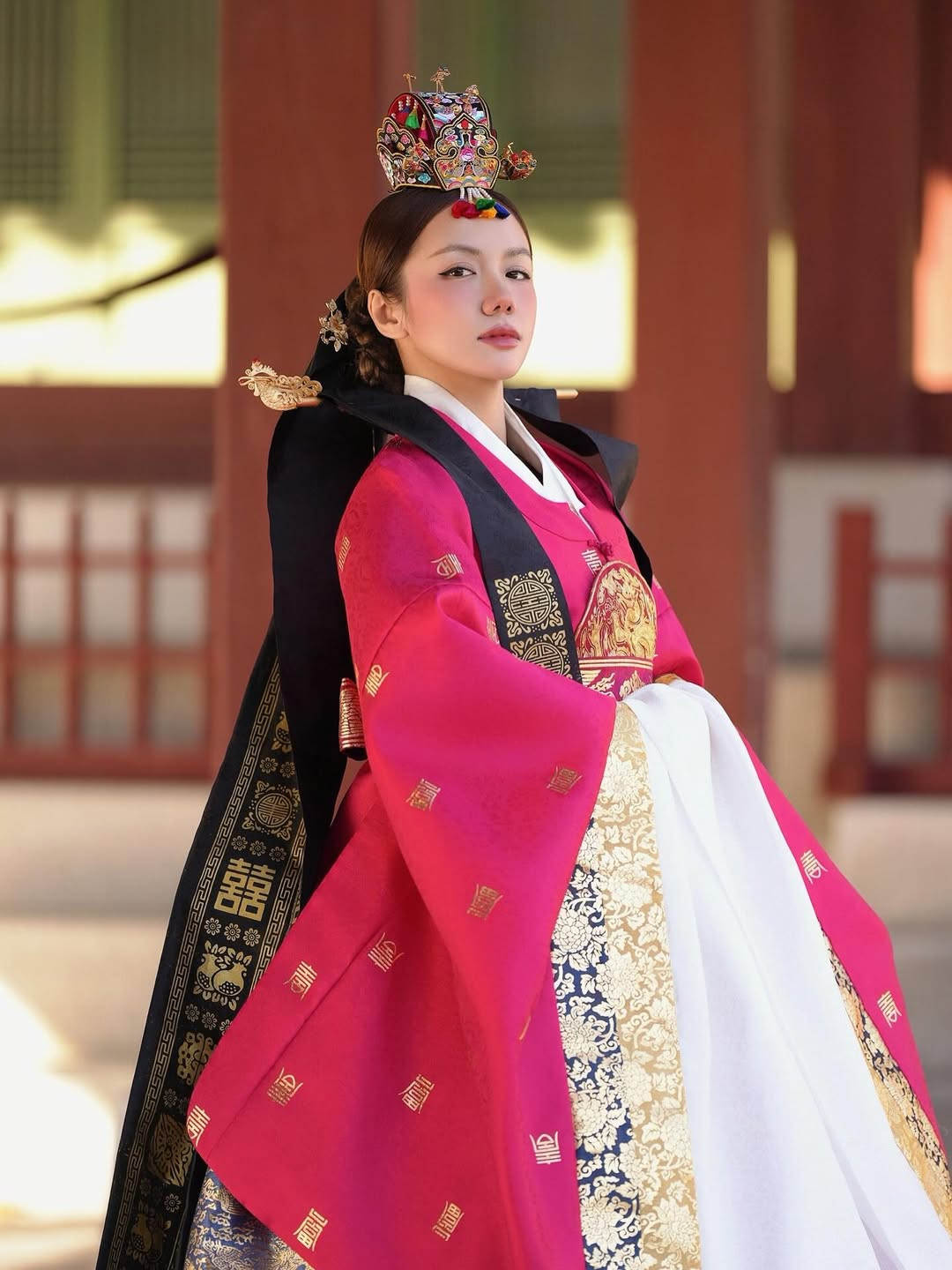 Phương Ly gây sốt với bộ ảnh diện Hanbok ở Hàn Quốc