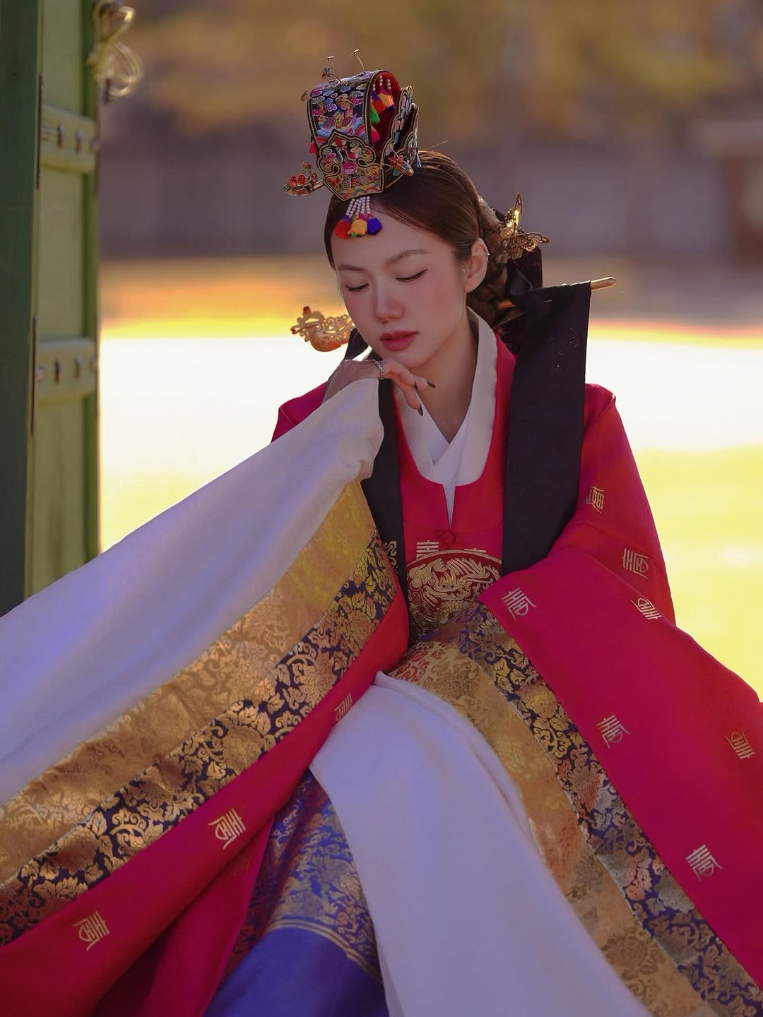 Phương Ly gây sốt với bộ ảnh diện Hanbok ở Hàn Quốc