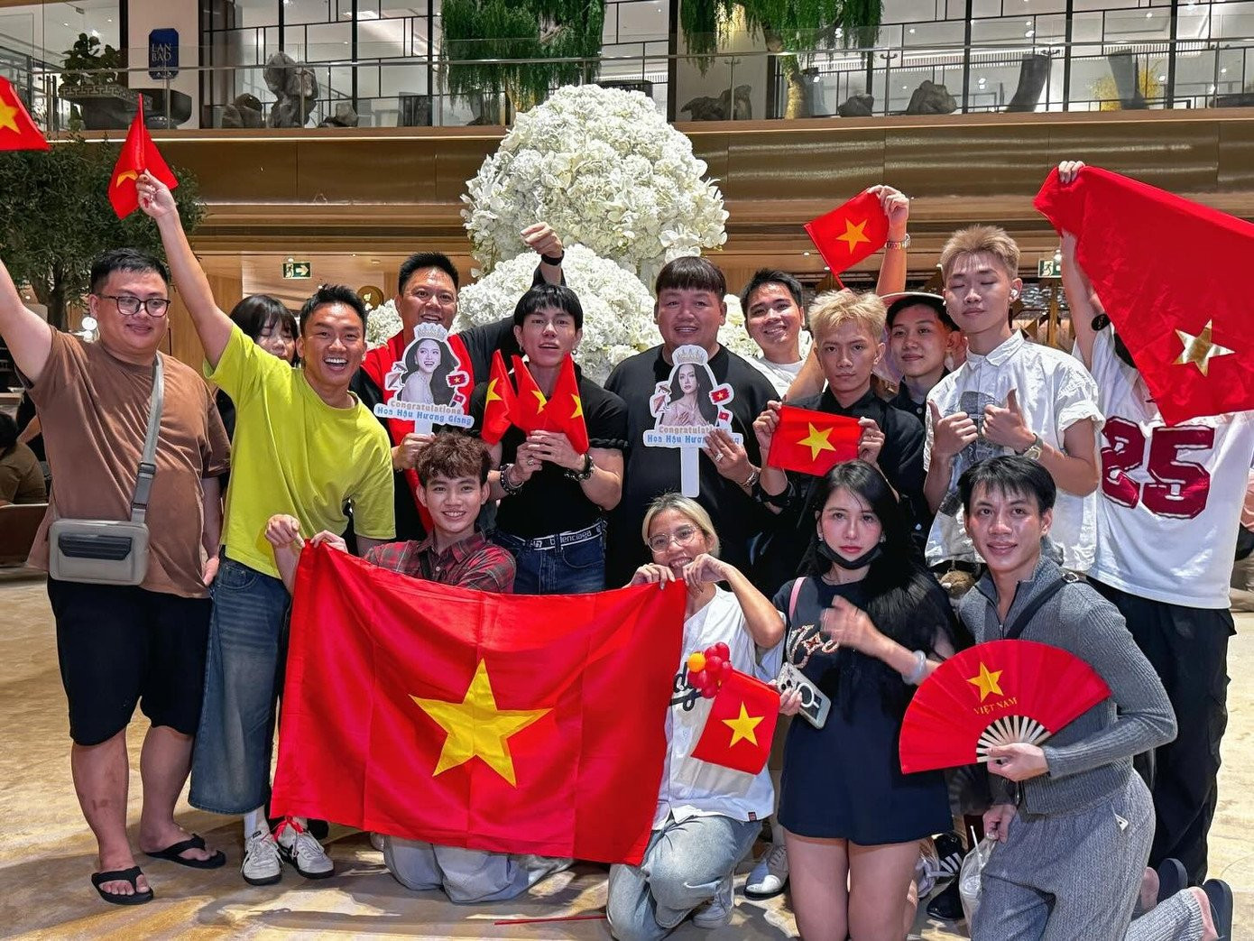 Sao Việt lũ lượt kéo nhau sang Thái ủng hộ Hương Giang sát ngày chung kết Miss Universe