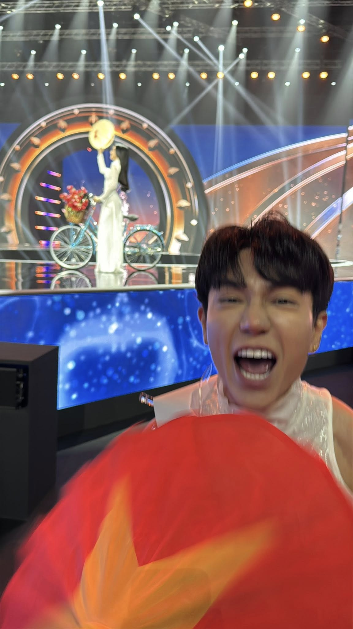 Sao Việt lũ lượt kéo nhau sang Thái ủng hộ Hương Giang sát ngày chung kết Miss Universe