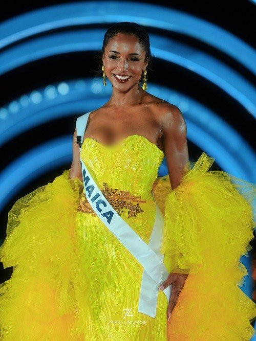 Sốc Thí sinh Miss Universe ngã bất tỉnh ngay trên sân khấu Bán kết được khiêng đi bằng cáng