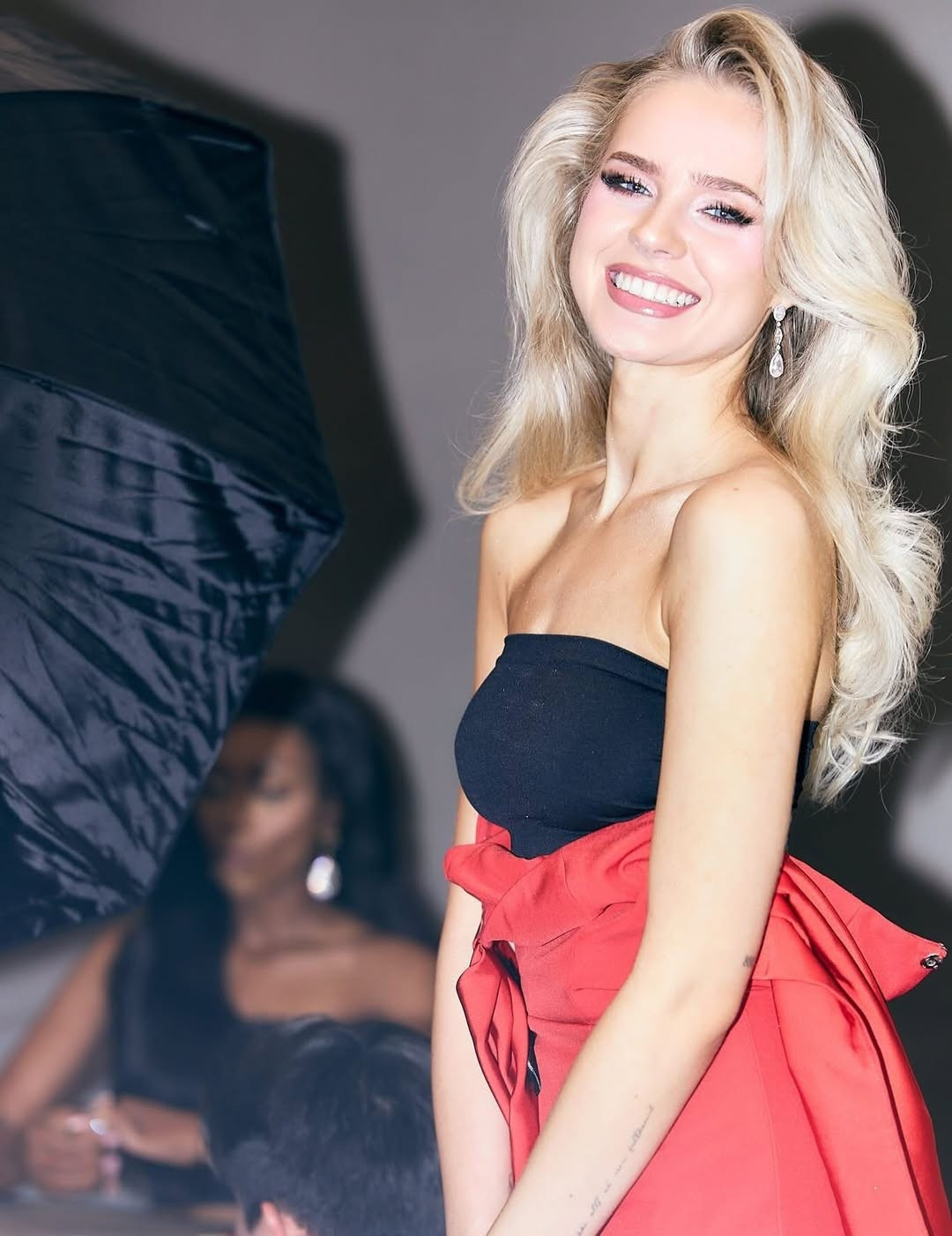 Sốc Thí sinh Miss Universe ngã bất tỉnh ngay trên sân khấu Bán kết được khiêng đi bằng cáng