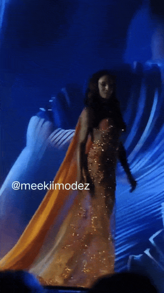 Sốc Thí sinh Miss Universe ngã bất tỉnh ngay trên sân khấu Bán kết được khiêng đi bằng cáng