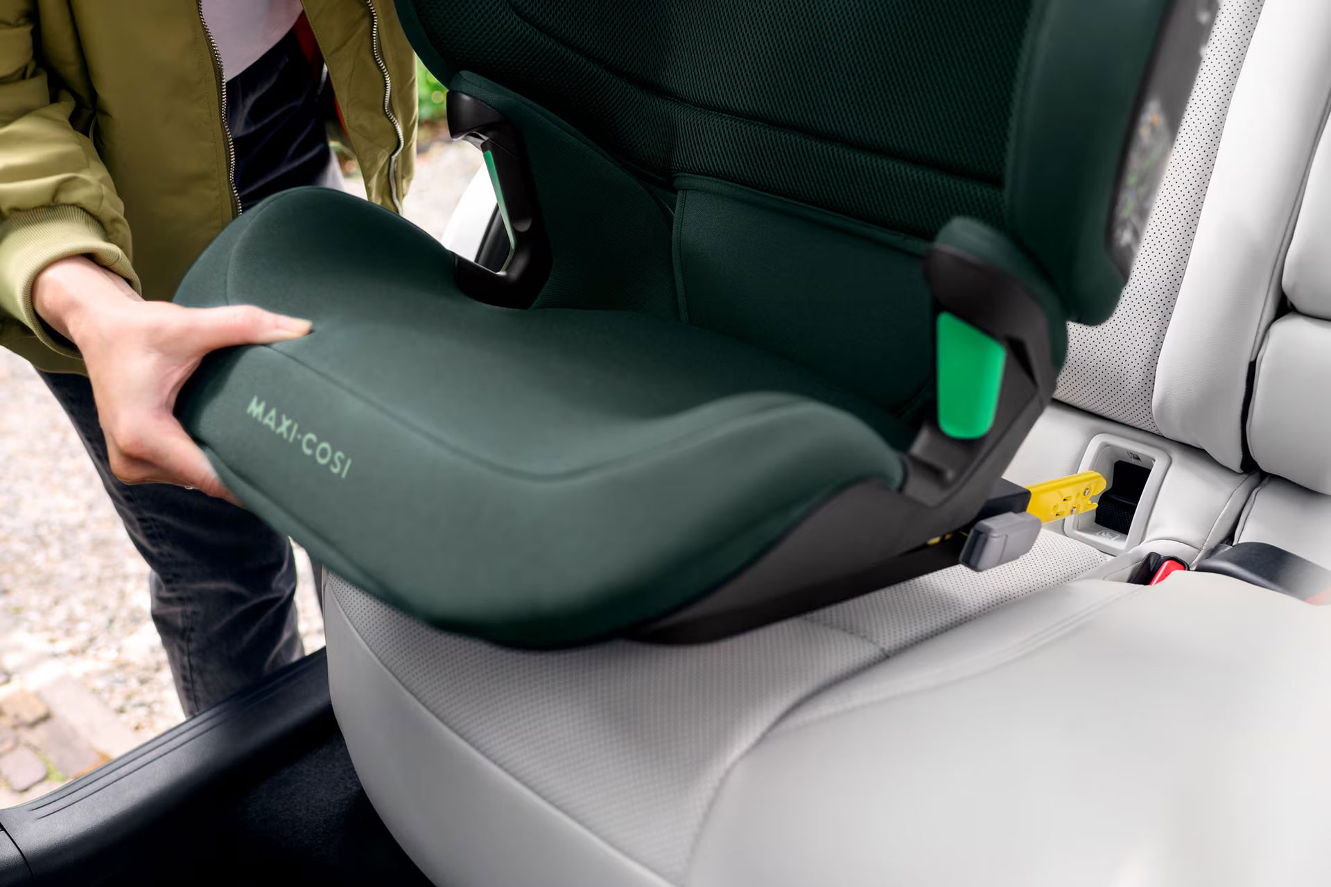 PNG_72_DPI MC8760_2023_maxicosi_Car Seat_RodiFix R_Lifestyle_Car_InstallationcarsetISOFIX_Landscape.jpg