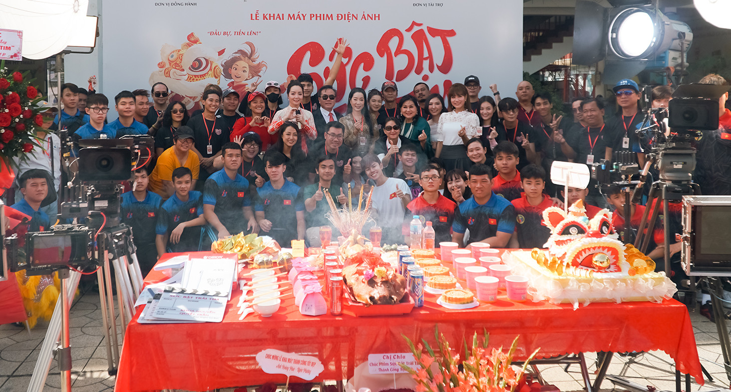 Chup hinh luu niem toan ekip.jpg