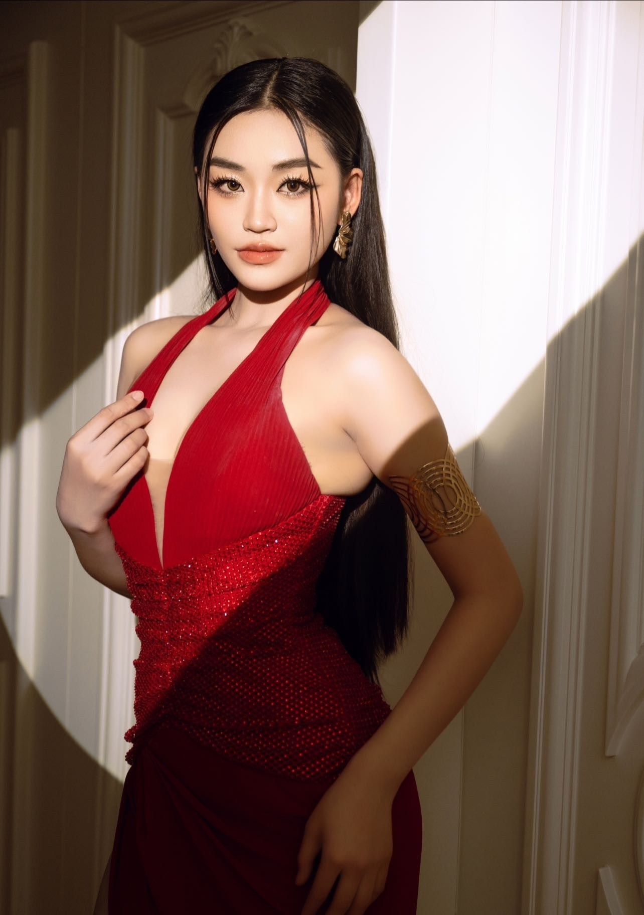 Động thái mới nhất của Hoa hậu Yến Nhi sau khi cầu cứu vì mất liên lạc với bố do mưa lũ