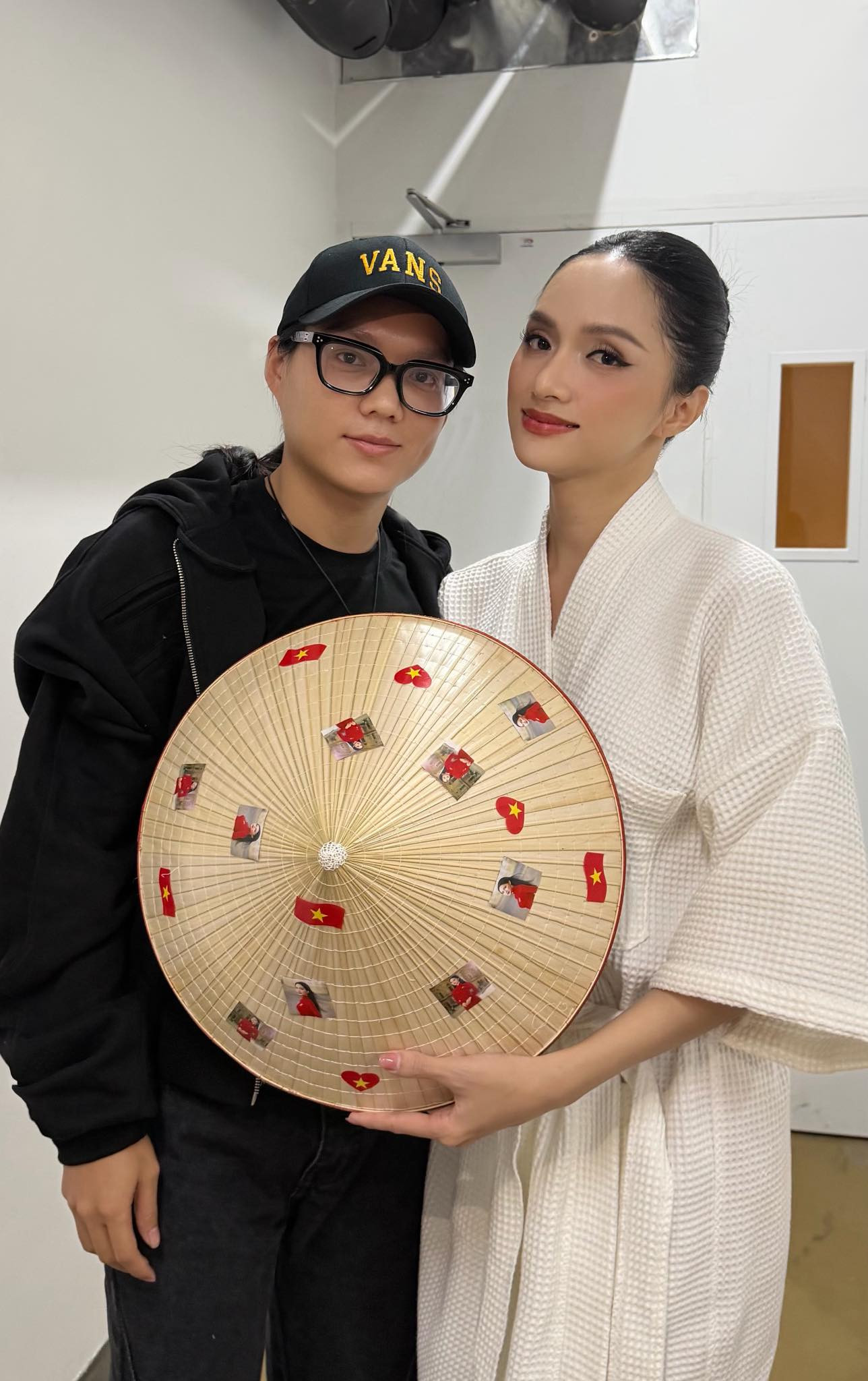 Hình ảnh gây chú ý Phạm Thoại cổ vũ cho Hương Giang phát ngôn chấn động