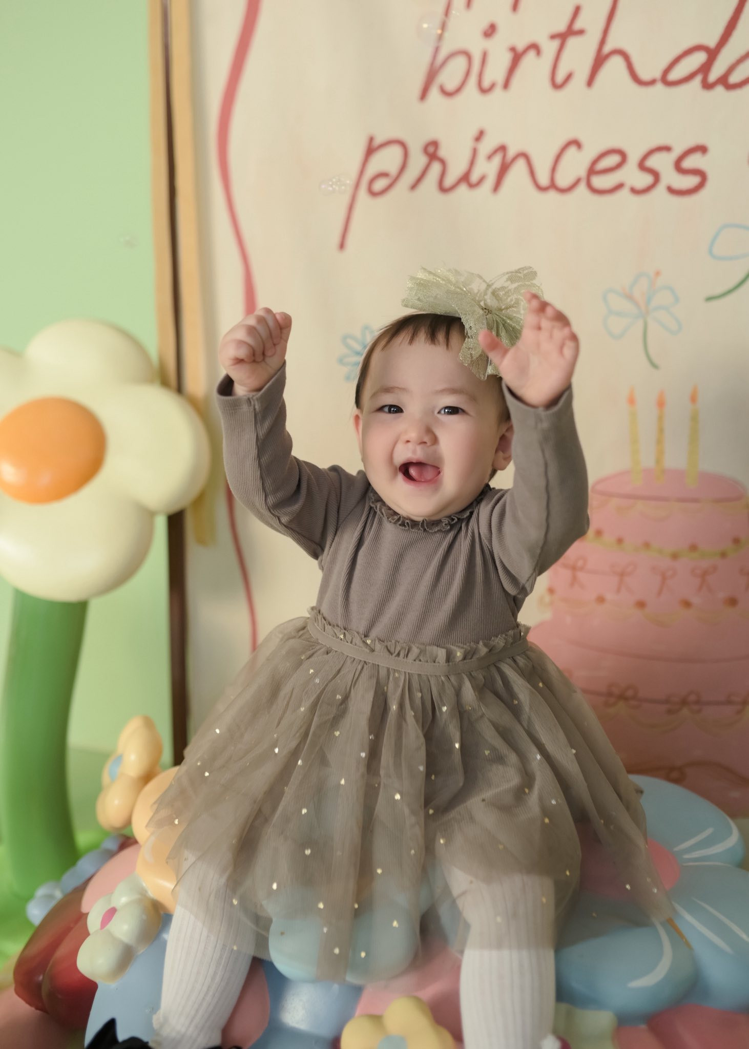 Con gái tròn một tuổi của Á hậu Tú Anh - Ảnh 2.