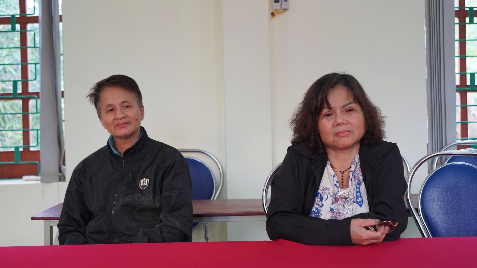 “Bà nội” Nguyễn Thị Bích Hằng và ông Nguyễn Ngọc Thành tại cơ quan Công an