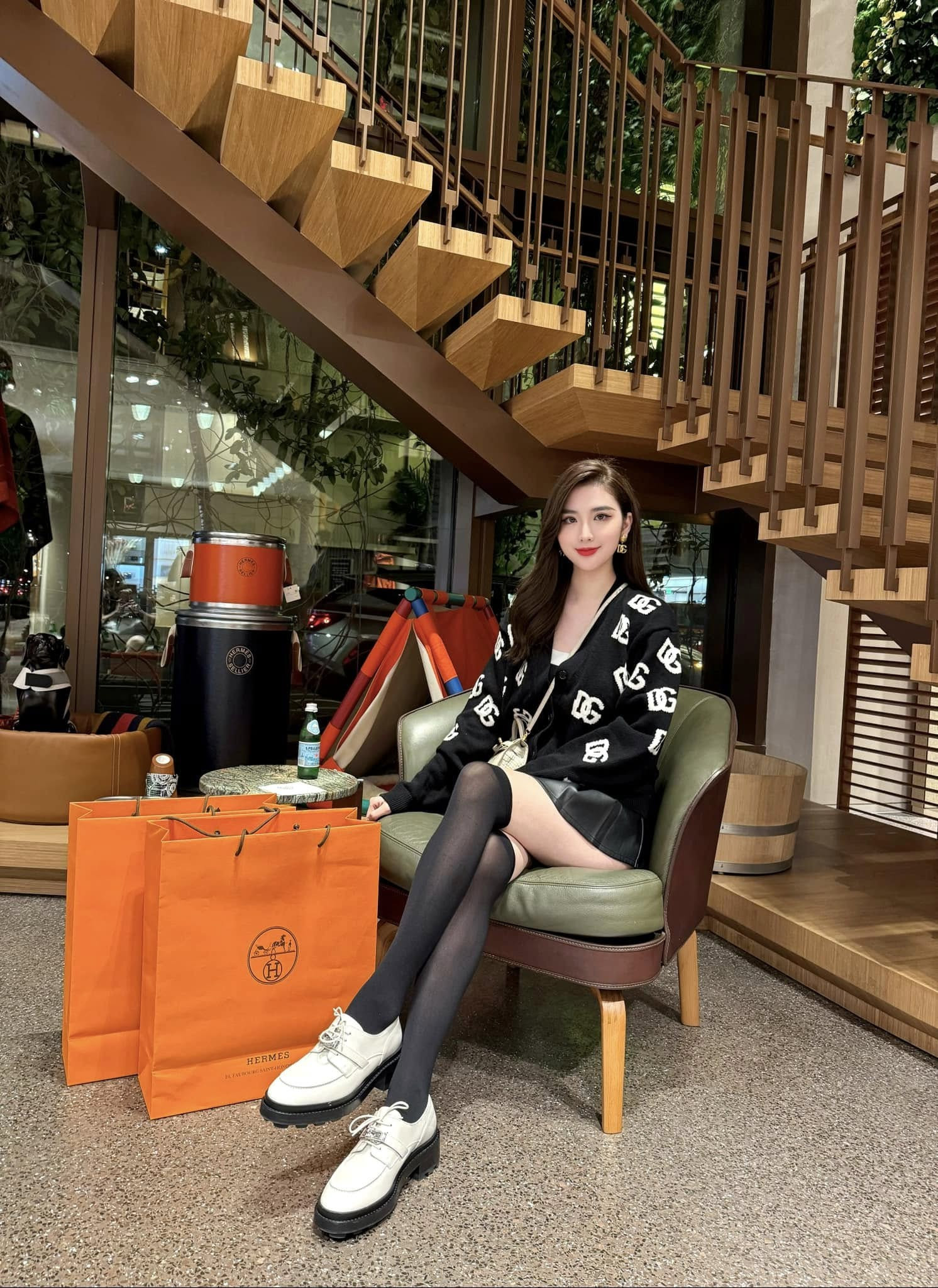 Người đẹp Ngọc Loan trang trí nhà đón Giáng sinh