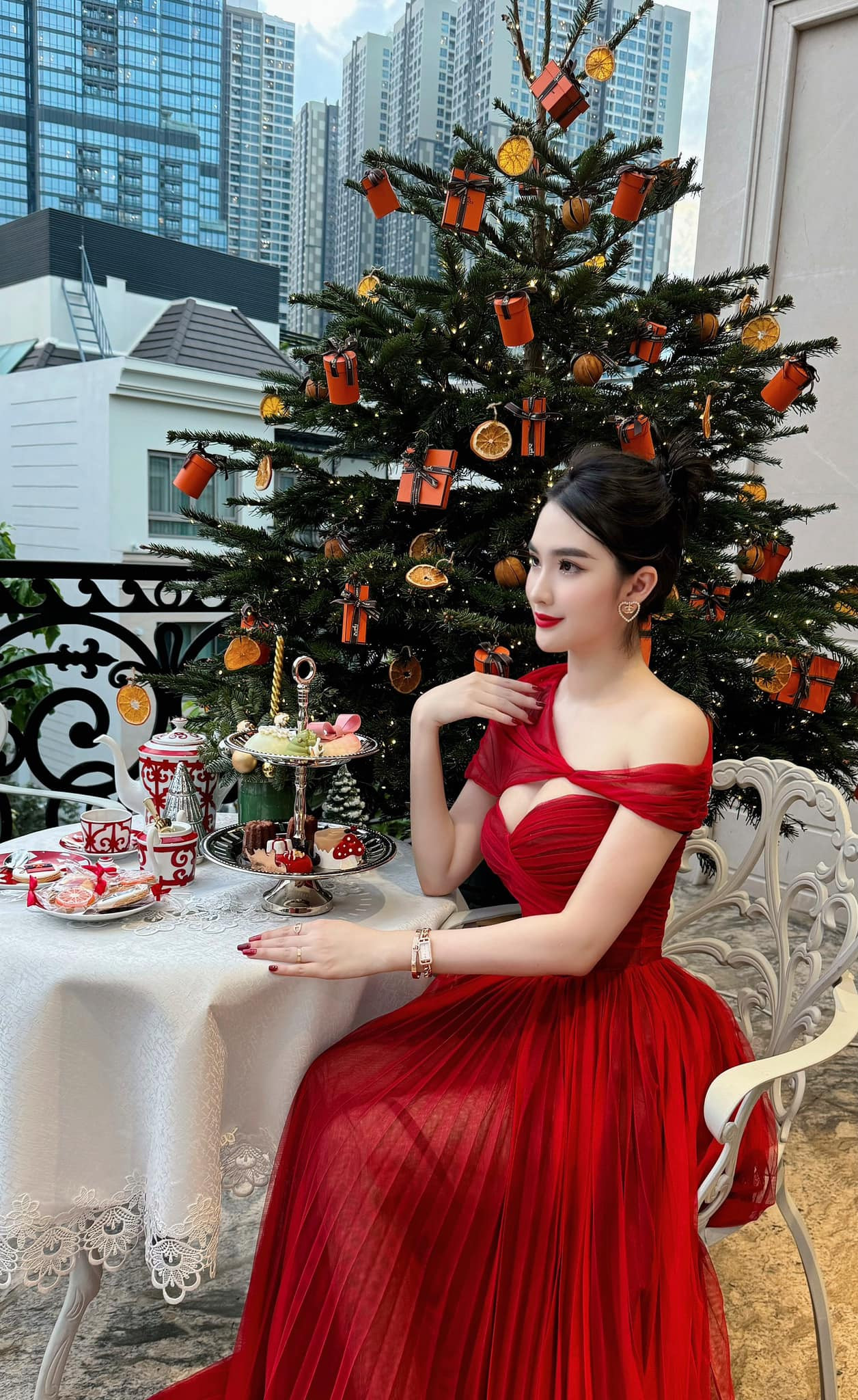 Người đẹp Ngọc Loan trang trí nhà đón Giáng sinh